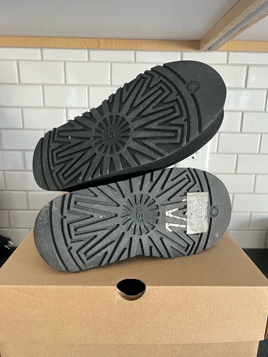 UGG Classic Mini Dipper Puffer
Platform Boot - Picture 14 of 17